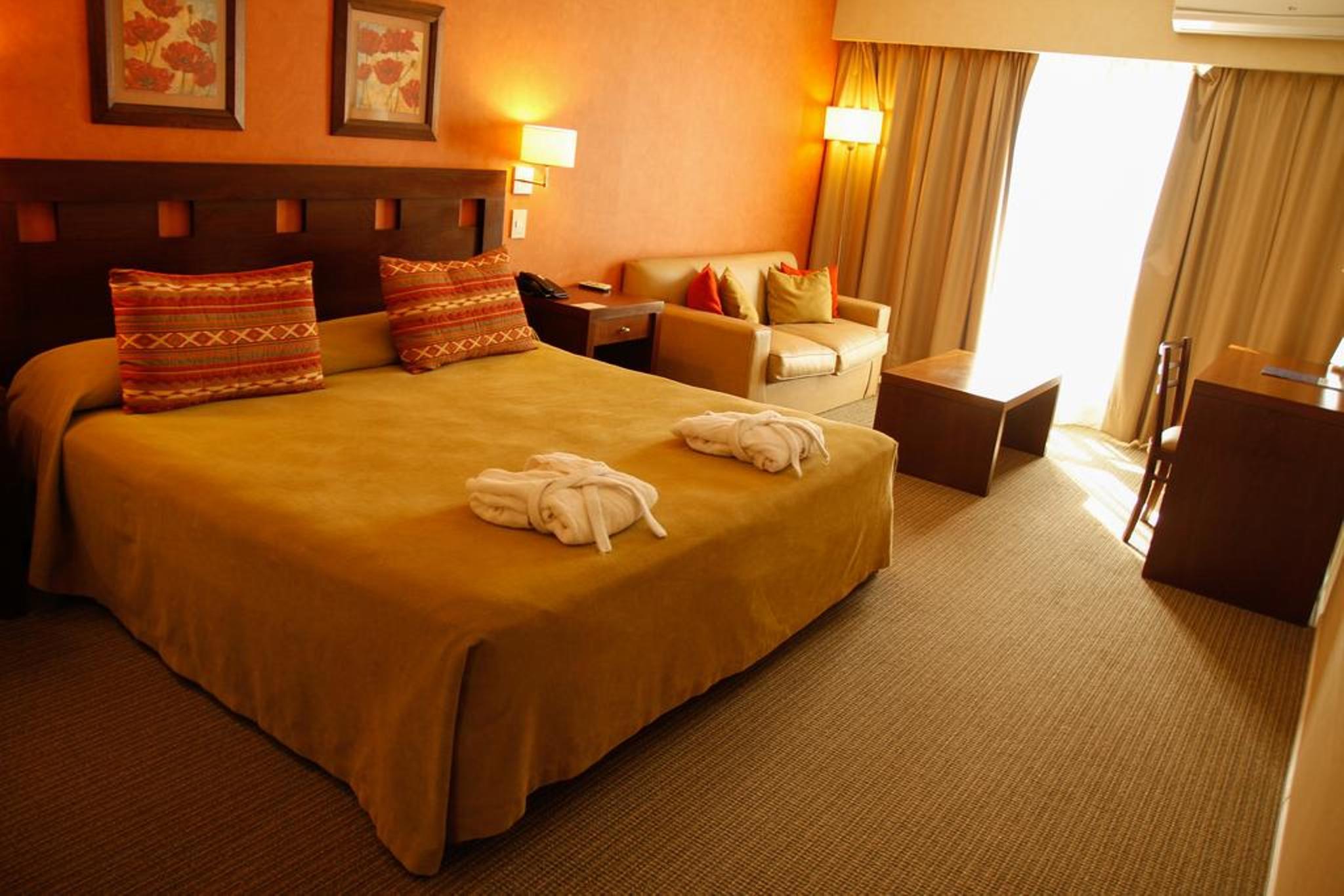 Hotel Howard Johnson Trenque Lauquen Exterior photo