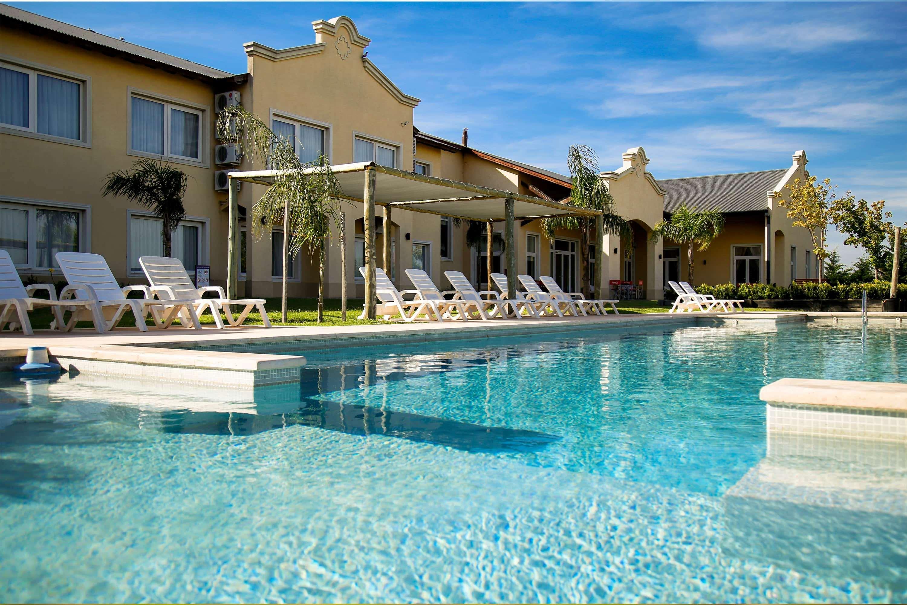 Hotel Howard Johnson Trenque Lauquen Exterior photo